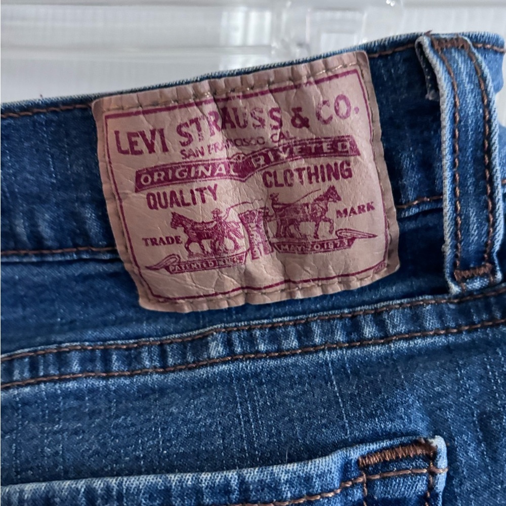 Levi's Blue Denim Jean Capris.